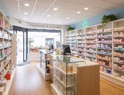 Intérieur d’une pharmacie à La Salvetat-sur-Agout, avec comptoir et rayons de produits de santé (image générée par IA)