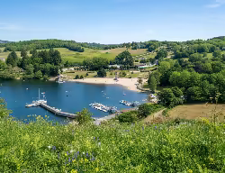 Vue sur la base nautique des Boulduires à La Salvetat-sur-Agout, avec la plage, les espaces verts et les pontons pour les bateaux